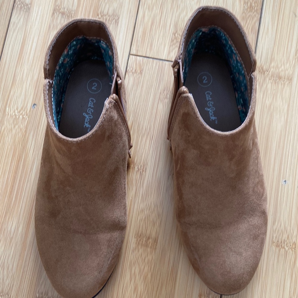 Size 2 kids tan boot, very good condition, no stains or scraps.